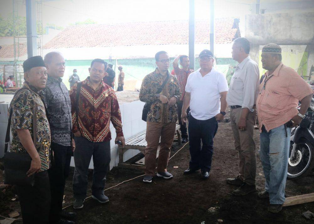 Komisi B DPRD Kota Malang saat melihat langsung pembangunan pasar Sukun. IDN Times/ Alfi Ramadana