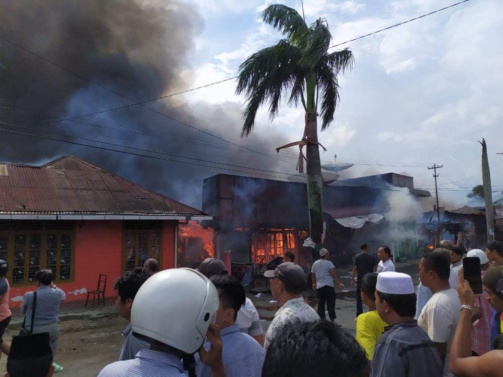 Kebakaran menghanguskan 14 rumah warga di Kota Padangsidimpuan, Kamis (9/1) (istimewa)