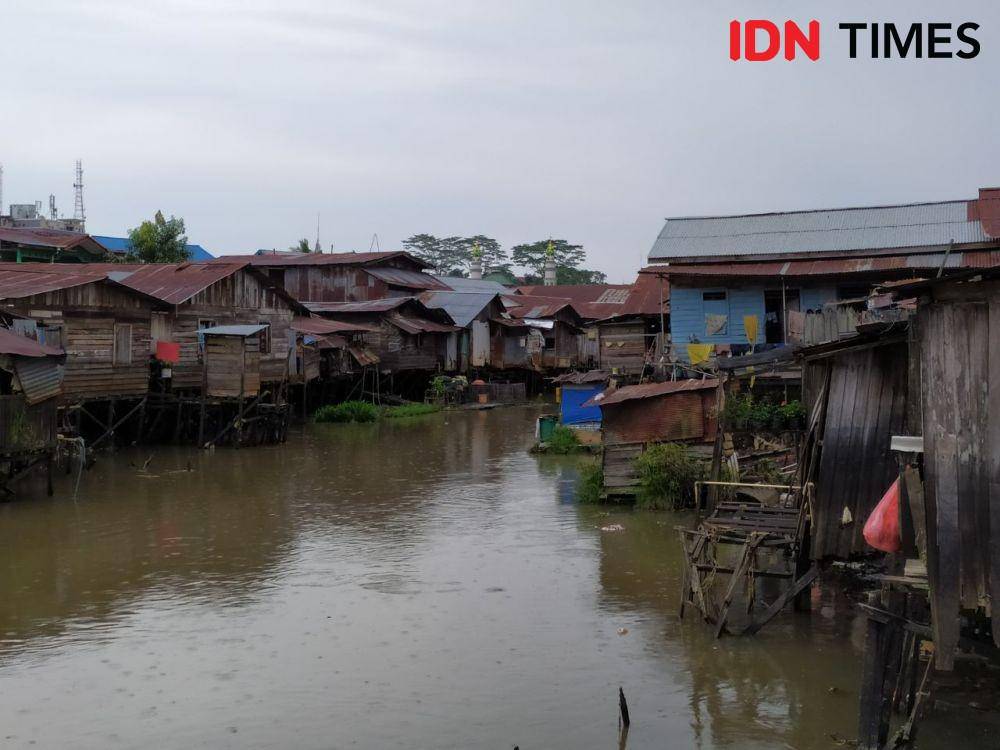 Kawasan pemukiman kumuh di sekitar Sungai Karang Mumus, Samarinda (IDN Times/Yuda Almerio)