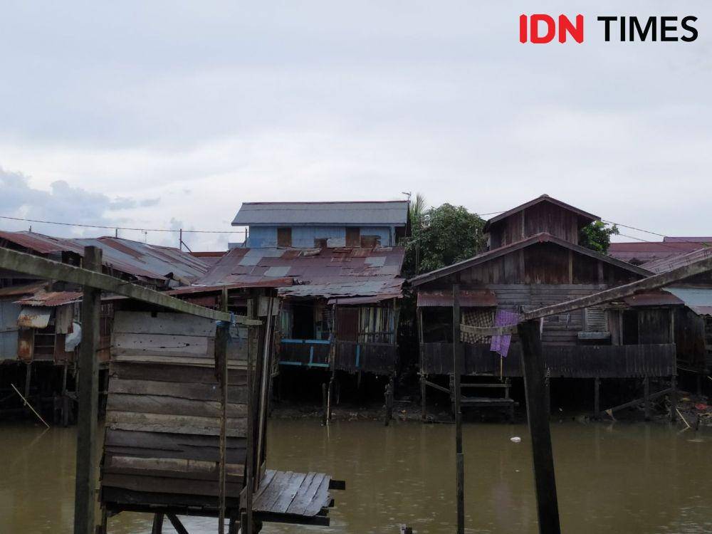 Rumah-rumah kumuh di sekitar Sungai Karang Mumus, Samarinda (IDN Times/Yuda Almerio)