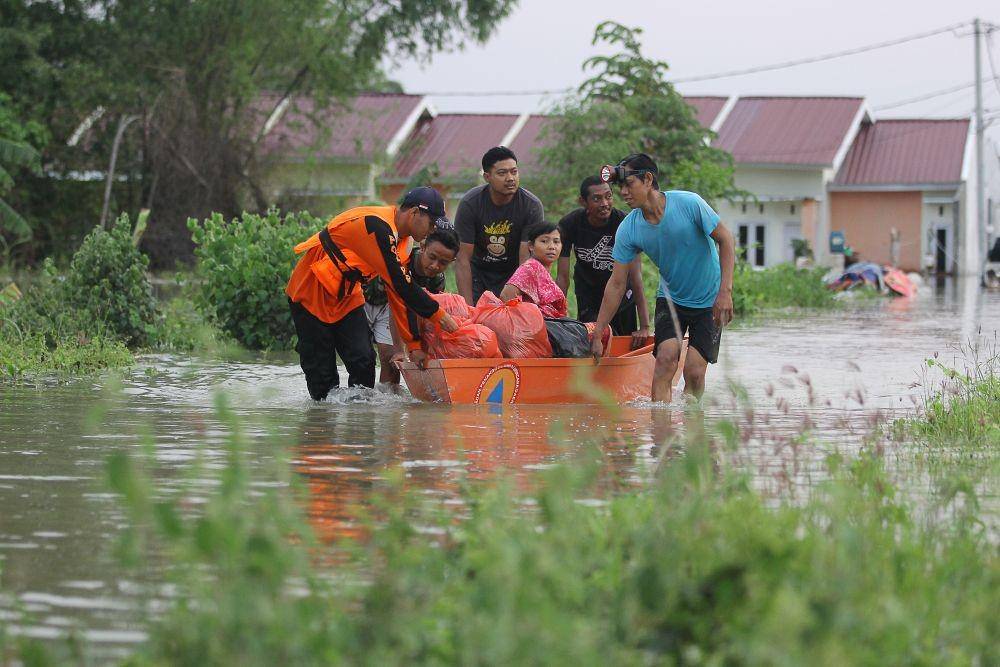 Ilustrasi evakuasi korban bencana banjir. ANTARA FOTO/Moch Asim