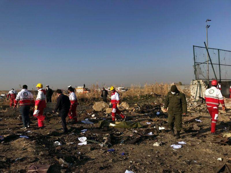 Tim penyelamat memeriksa sisa serpihan pesawat milik Maskapai Internasional Ukraina yang jatuh setelah lepas landas dari bandara Iran Imam Khomeini, di pinggiran Teheran, Iran, pada 8 Januari 2020. ANTARA FOTO/Nazanin Tabatabaee/WANA (West Asia News Agency) via REUTERS