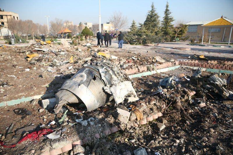 Serpihan pesawat Maskapai Internasional Ukraina, yang jatuh setelah lepas landas dari bandara Imam Khomeini Iran, di pinggiran Teheran, Iran, pada 8 Januari 2020. ANTARA FOTO/Nazanin Tabatabaee/WANA (West Asia News Agency) via REUTERS