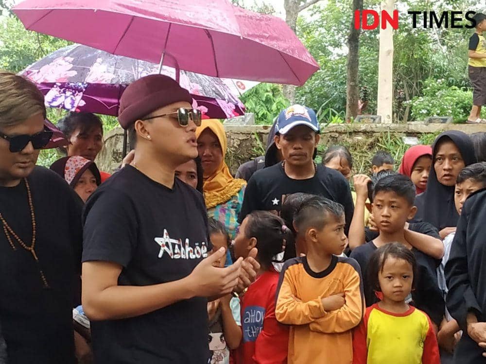 Rizky Febian di makam Lina Jubaedah di TPU Nagrog, Ujungberung, Kota Bandung (IDN Times/Bagus F)