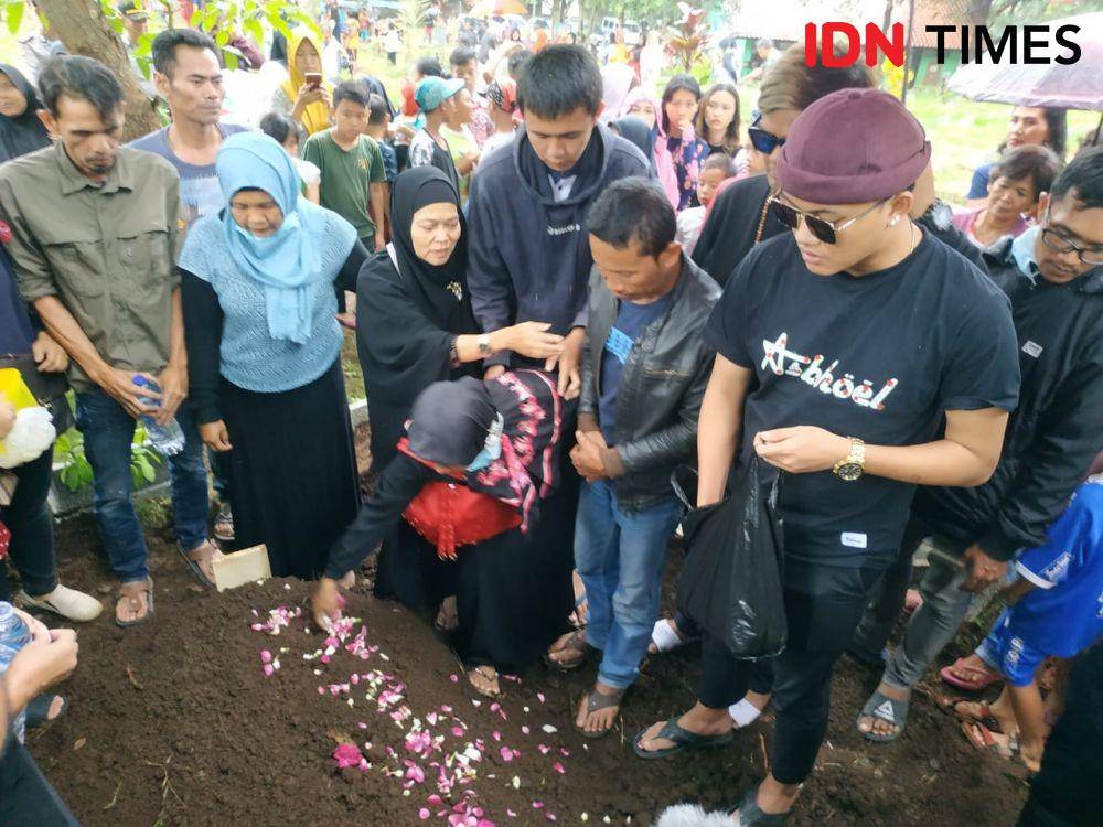 Rizky Febian di makam Lina Jubaedah di TPU Nagrog, Ujungberung, Kota Bandung (IDN Times/Bagus F)