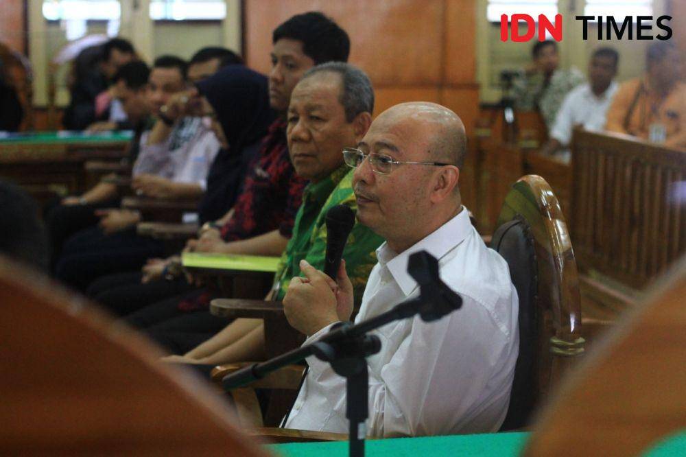 Dzulmi Eldin Wali Kota Medan Nonaktif di Pengadilan Negeri Medan (IDN Times/Prayugo Utomo)