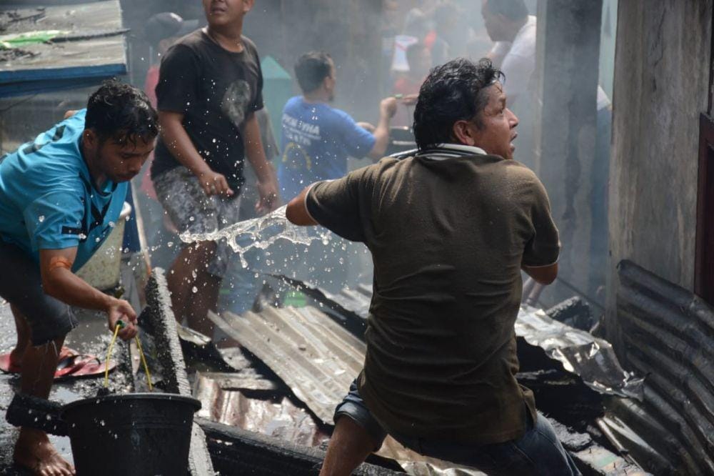 Kebakaran menghanguskan 14 rumah warga di Kota Padangsidimpuan, Kamis (9/1) (istimewa)