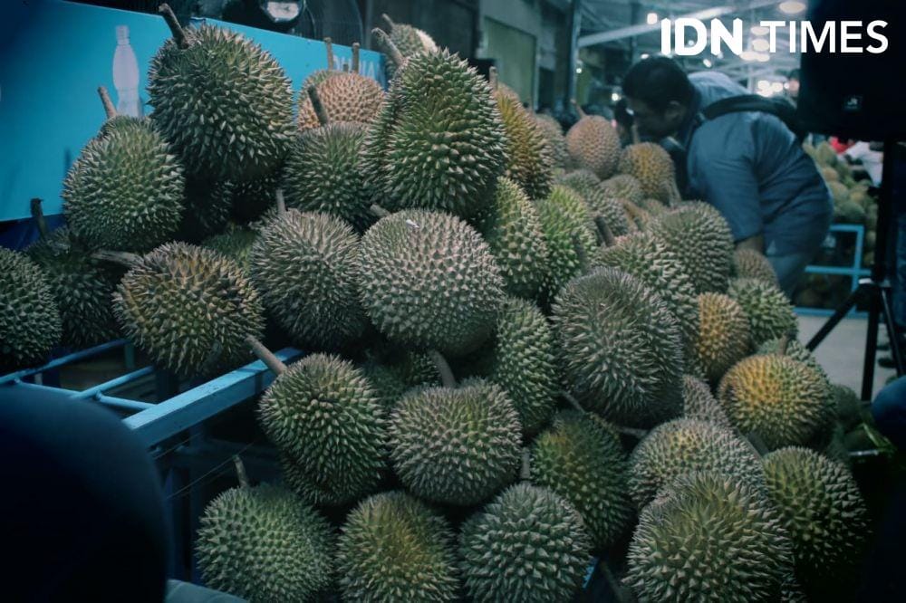 Penjual durian di Pasar Kuto Palembang (IDN Times/Feny Maulia Agustin)