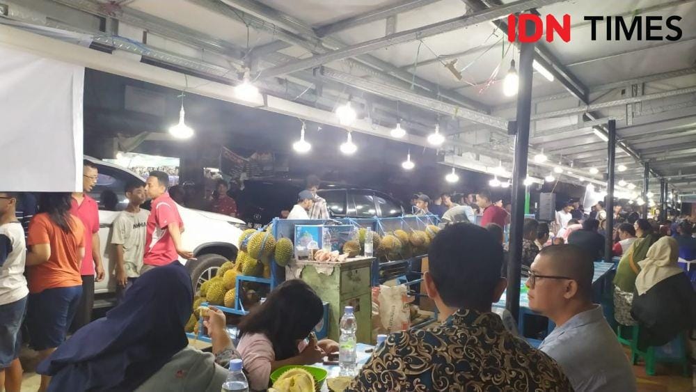 Penjual durian di Pasar Kuto Palembang (IDN Times/Feny Maulia Agustin)