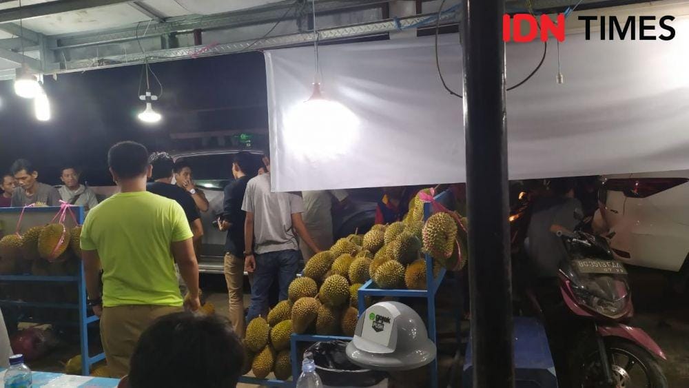 Penjual durian di Pasar Kuto Palembang (IDN Times/Feny Maulia Agustin)