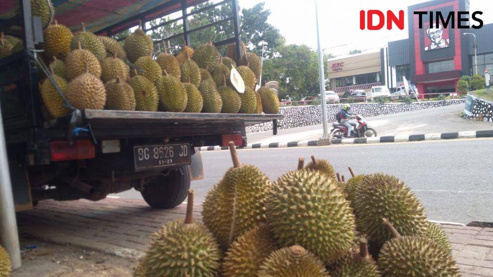 Penjual durian di Jalan Demang Lebar Daun Palembang (IDN Times/Feny Maulia Agustin)