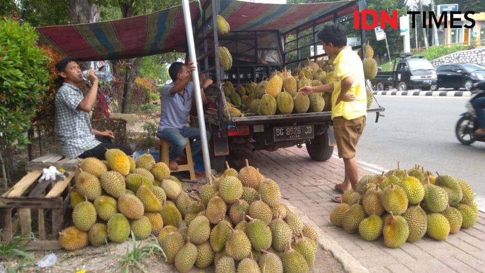Penjual durian di Jalan Demang Lebar Daun Palembang (IDN Times/Feny Maulia Agustin)