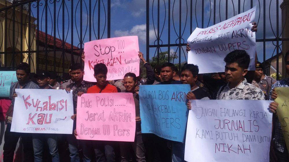 Para jurnalis di Aceh gelar aksi damai di Polda Aceh, terkait pengancaman wartawan di Aceh Barat (IDN Times/Saifullah)