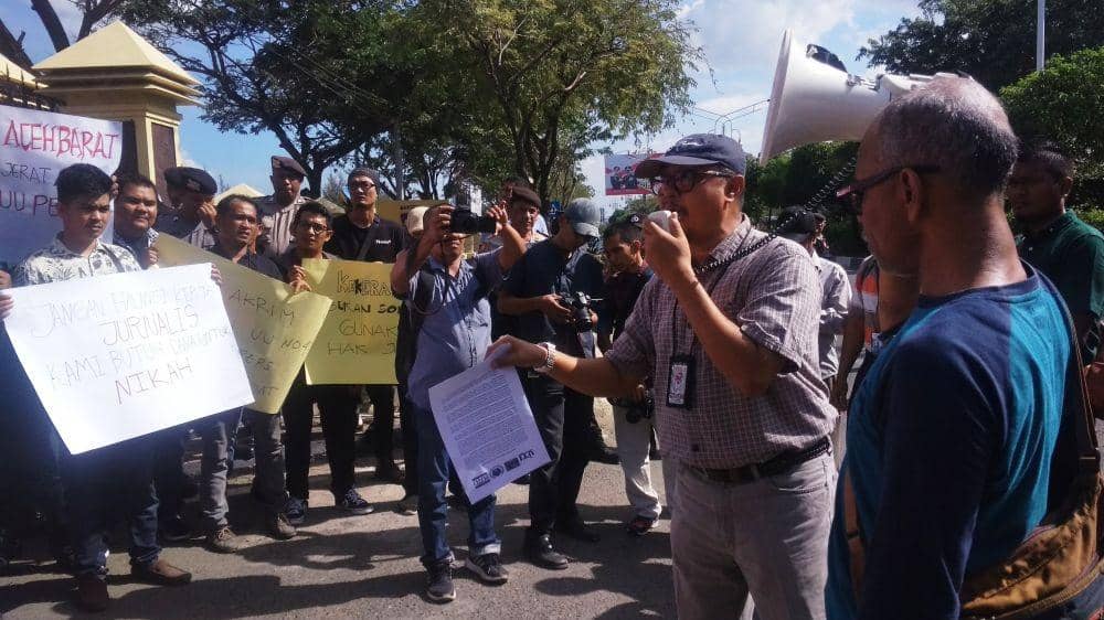 Para jurnalis di Aceh gelar aksi damai di Polda Aceh, terkait pengancaman wartawan di Aceh Barat (IDN Times/Saifullah)