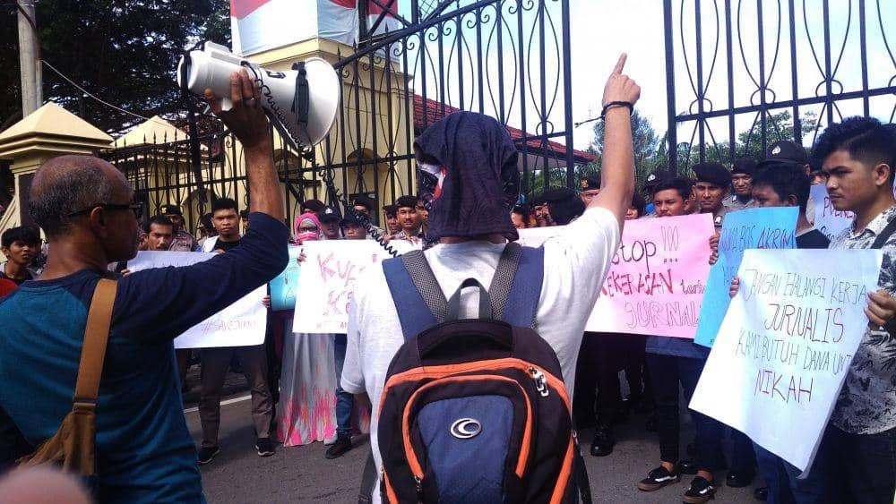 Para jurnalis di Aceh gelar aksi damai di Polda Aceh, terkait pengancaman wartawan di Aceh Barat.