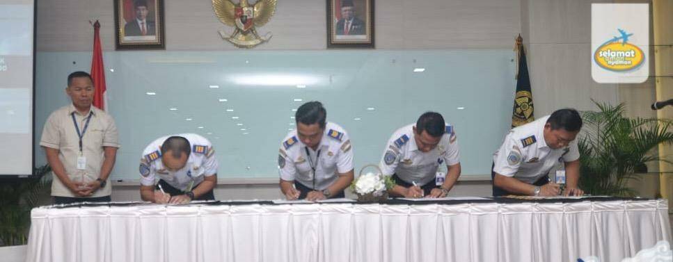 Penandatanganan kontrak angkutan perintis. Dok. Ditjen Perhubungan Udara Kemenhub
