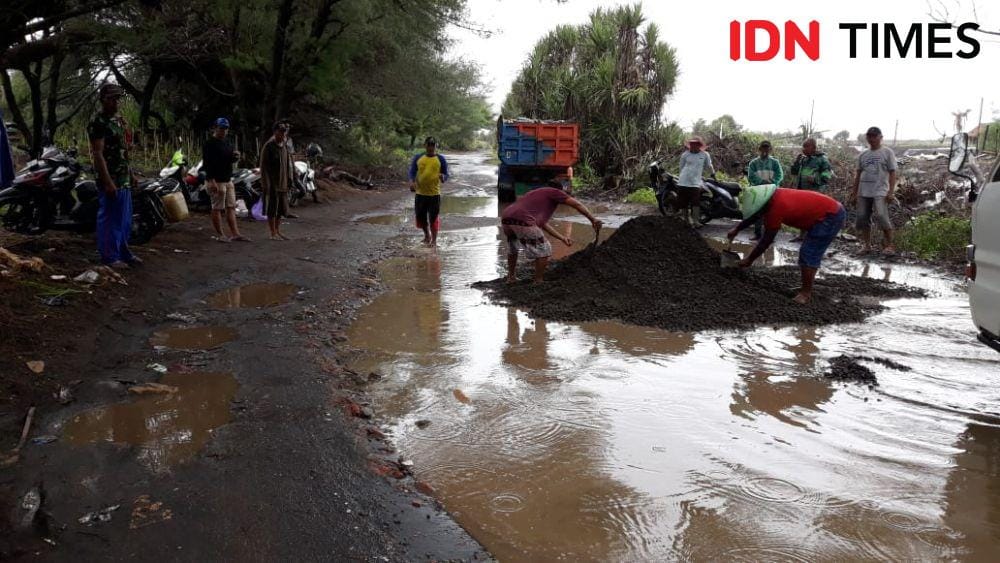 Jalan Pantai Cingot-Pantai Glagah rusak. IDN Times/Daruwaskita
