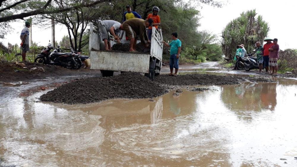 Jalan rusak akibat dilewati truk proyek Bandara YIA. IDN Times/Daruwaskita