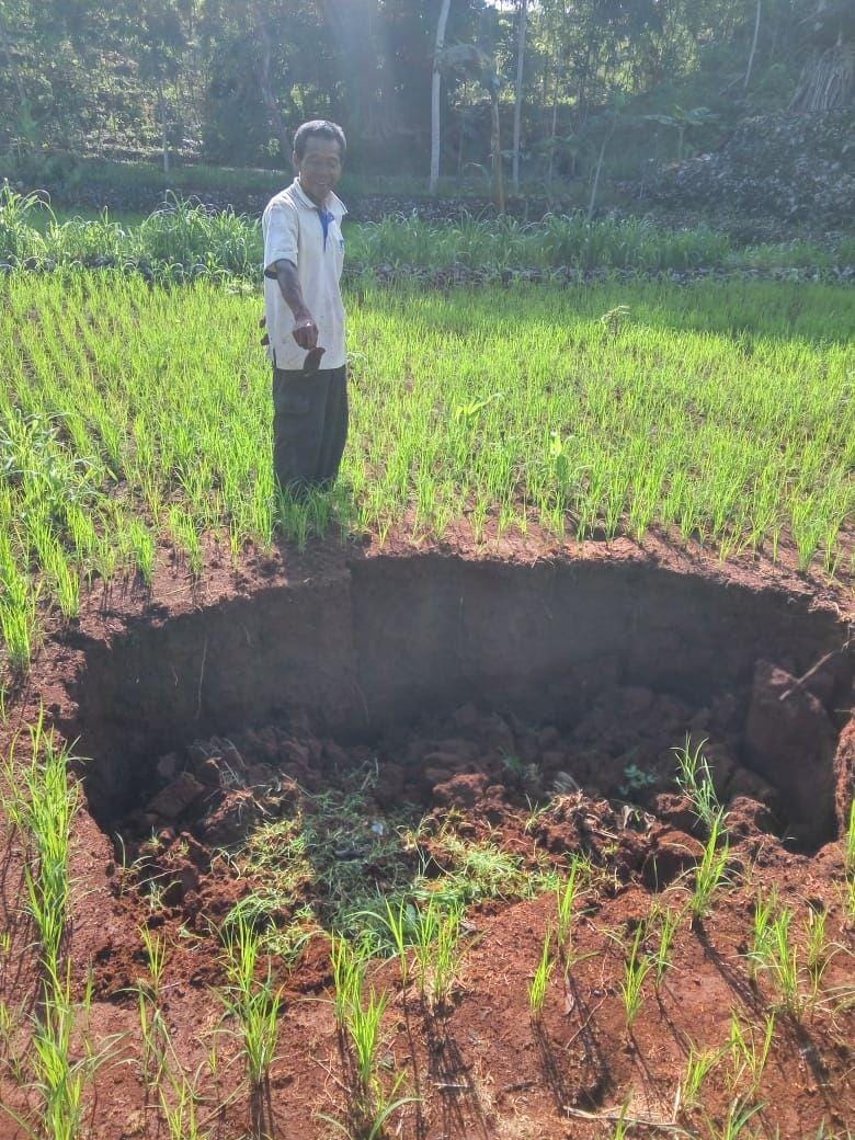 Ilustrasi tanah amblas. IDN Times/Istimewa