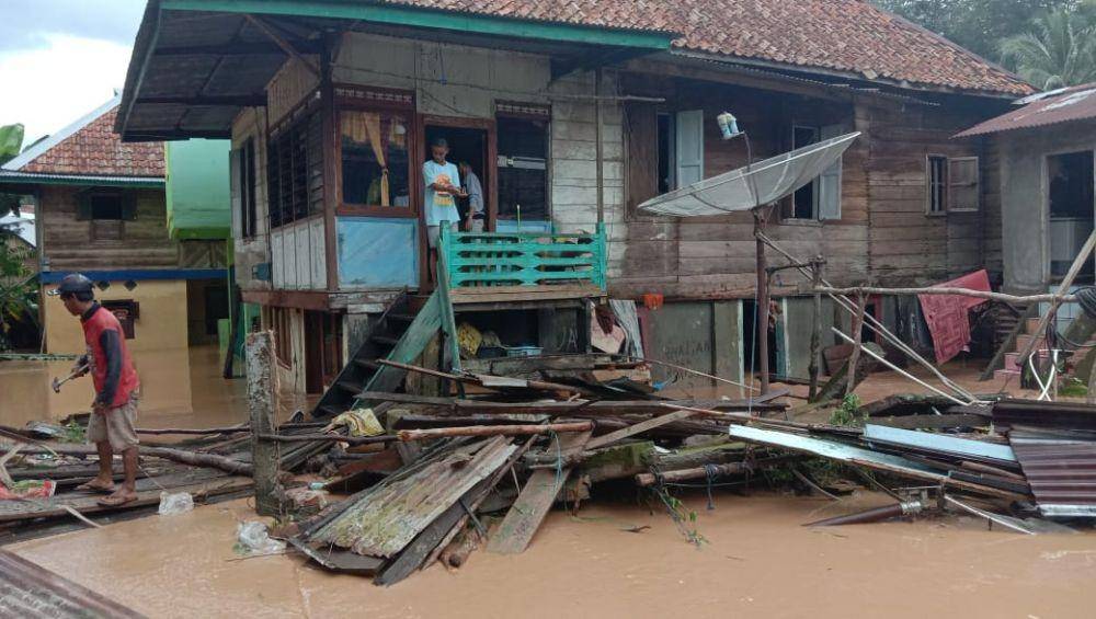 Kindisi rumah rusak akibat banjir bandang di Pagaralam dan Lahat (IDN Times/Istimewa BPBD)