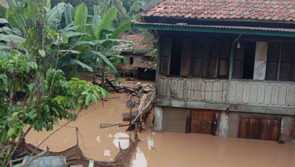 Kondisi rumah yang terendam banjir di Lahat, Sumsel (IDN Times/Istimewa)