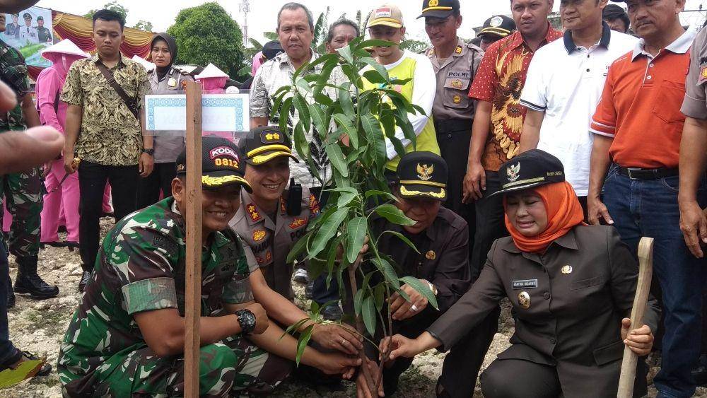 Forkompimda Lamongan menanam pohon di Kecamatan Karangbinangun. IDN Times/Imron