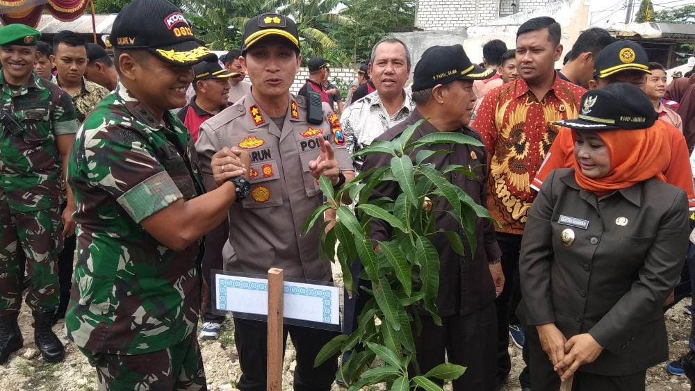 Forkompimda Lamongan menanam pohon di Kecamatan Karangbinangun. IDN Times/Imron
