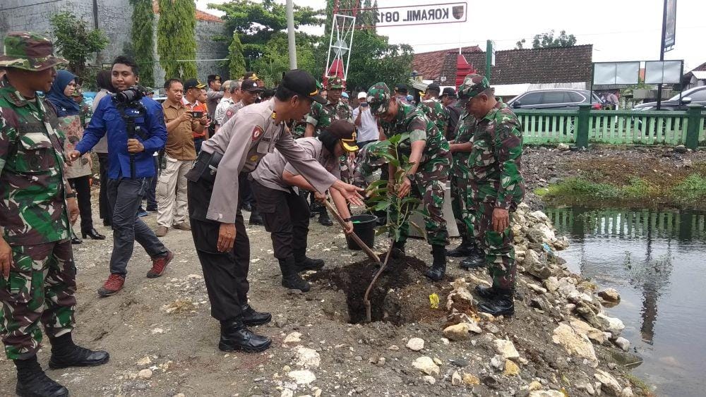 Forkompimda Lamongan menanam pohon di Kecamatan Karangbinangun. IDN Times/Imron
