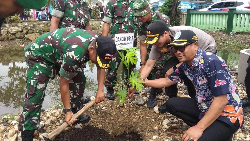 Forkompimda Lamongan menanam pohon di Kecamatan Karangbinangun. IDN Times/Imron