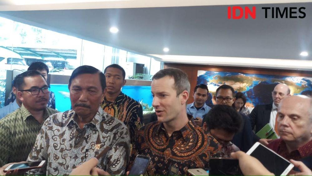 Menko Maritim dan Investasi Luhut Binsar Pandjaitan dan CEO DFC Adam Boehler. (IDN Times/Hana Adi Perdana)