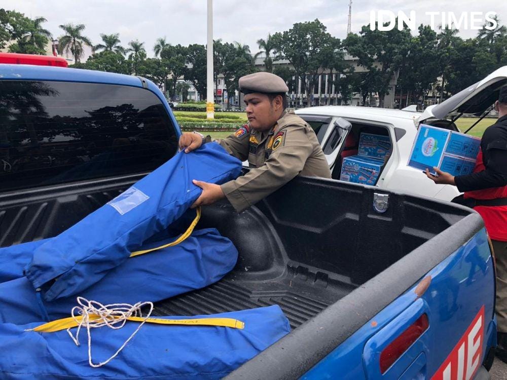 Tenda darurat dibawa untuk bantuan kepada masyarakat (IDN Times/Rangga Erfizal)
