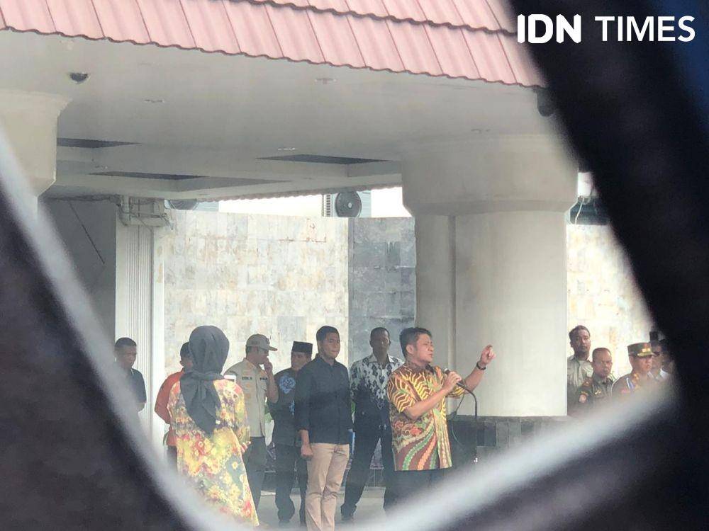 Gubernur Sumsel, Herman Deru melepas bantuan ke desa tertimpa bencana (IDN Times/Rangga Erfizal)