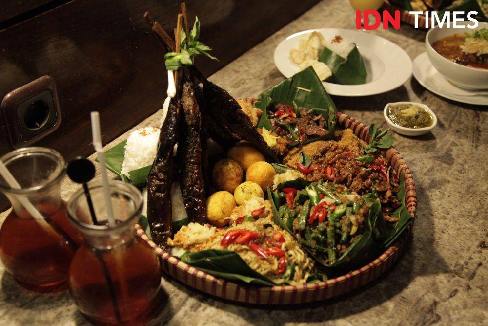 Nasi tempeh terbang dalam acara "Festival Mangga dan Kedondong" di Midtown Hotel Surabaya. IDN Times/Naufal Al Rahman