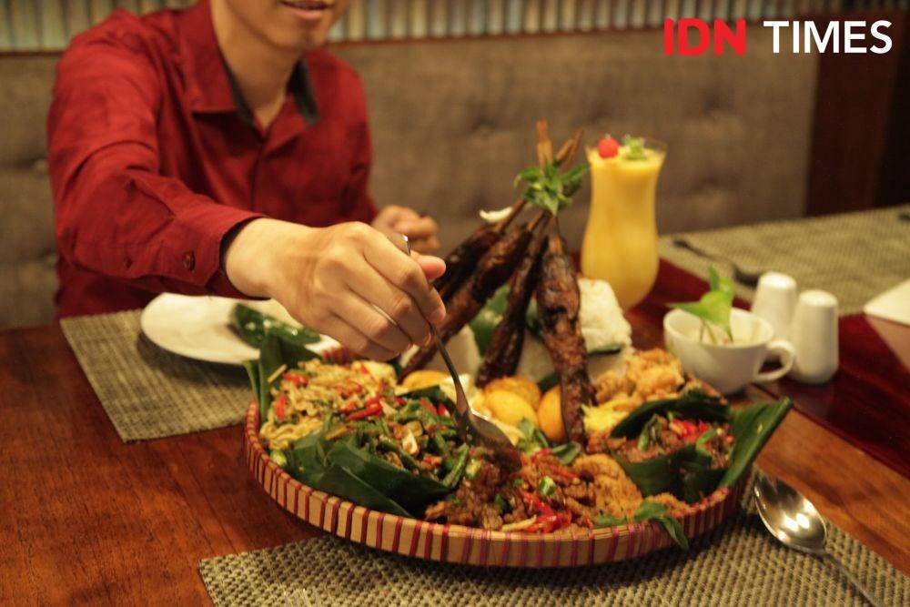 Nasi tempeh terbang dalam acara "Festival Mangga dan Kedondong" di Midtown Hotel Surabaya. IDN Times/Naufal Al Rahman