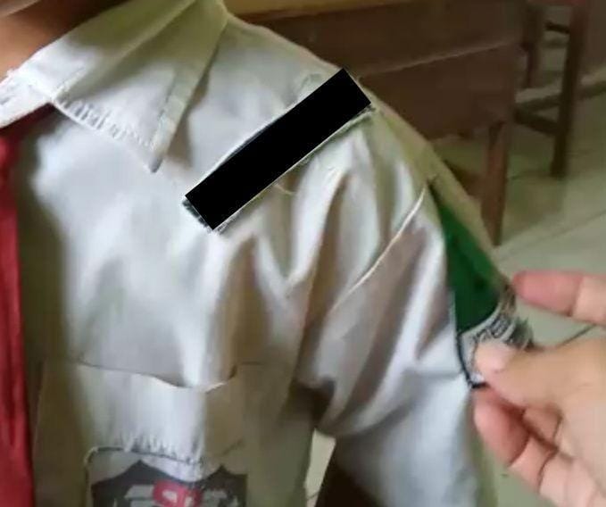 Tangkapan layar video bocah SD salah pasang atribut nama. IDN Times/Istimewa