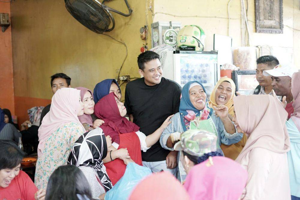 Bobby Nasution diserbu ibu-ibu saat belanja ke Pasar Petisah Medan (Dok. Istimewa)