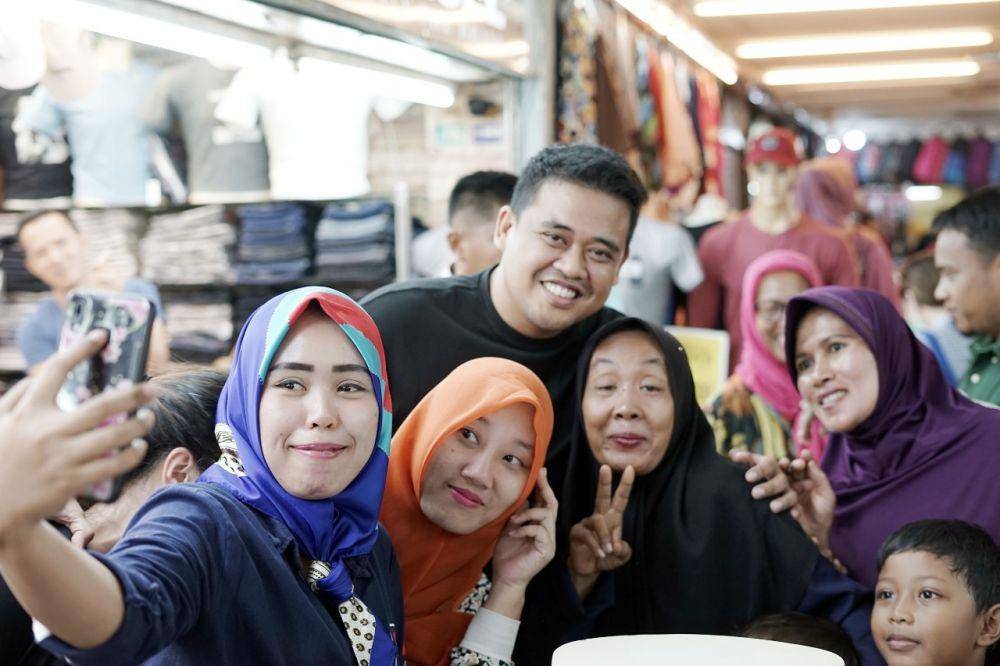 Bobby Nasution diserbu ibu-ibu saat belanja ke Pasar Petisah Medan (Dok. Istimewa)