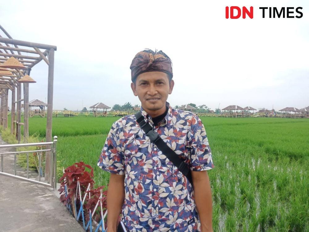 Kepala desa di Kampung Wisata Sawah Desa Pematang Johar (IDN Times/Yurika Febrianti)