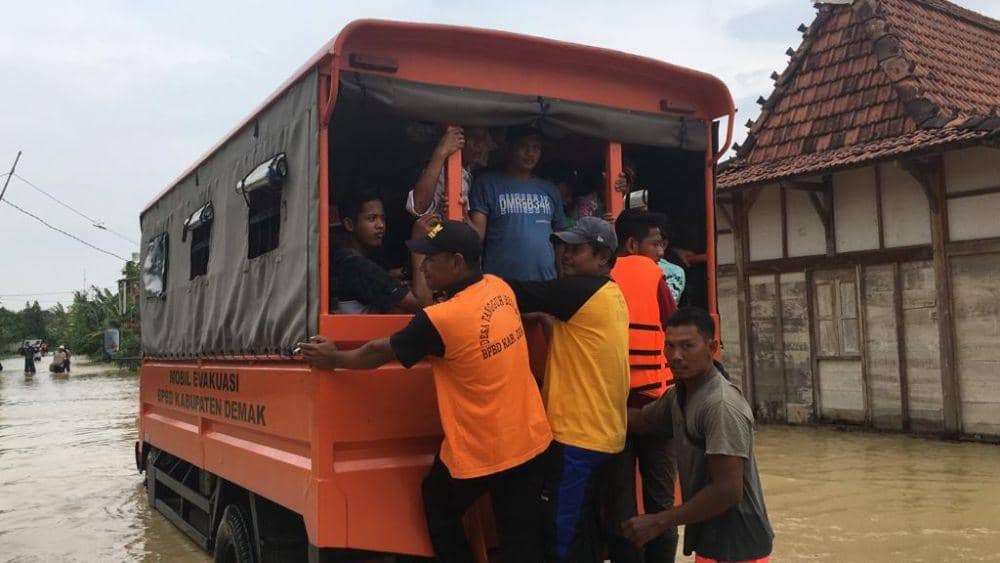 Evakuasi warga korban banjir di Demak, Kamis (9/1). Dok. BNPB