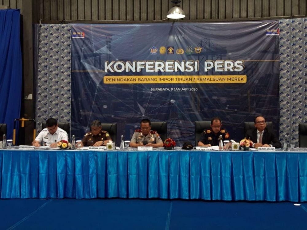 Rilis ungkap kasus bolpoin ilegal oleh Bea Cukai di Surabaya, Kamis (9/1). Dok.IDN Times/Istimewa