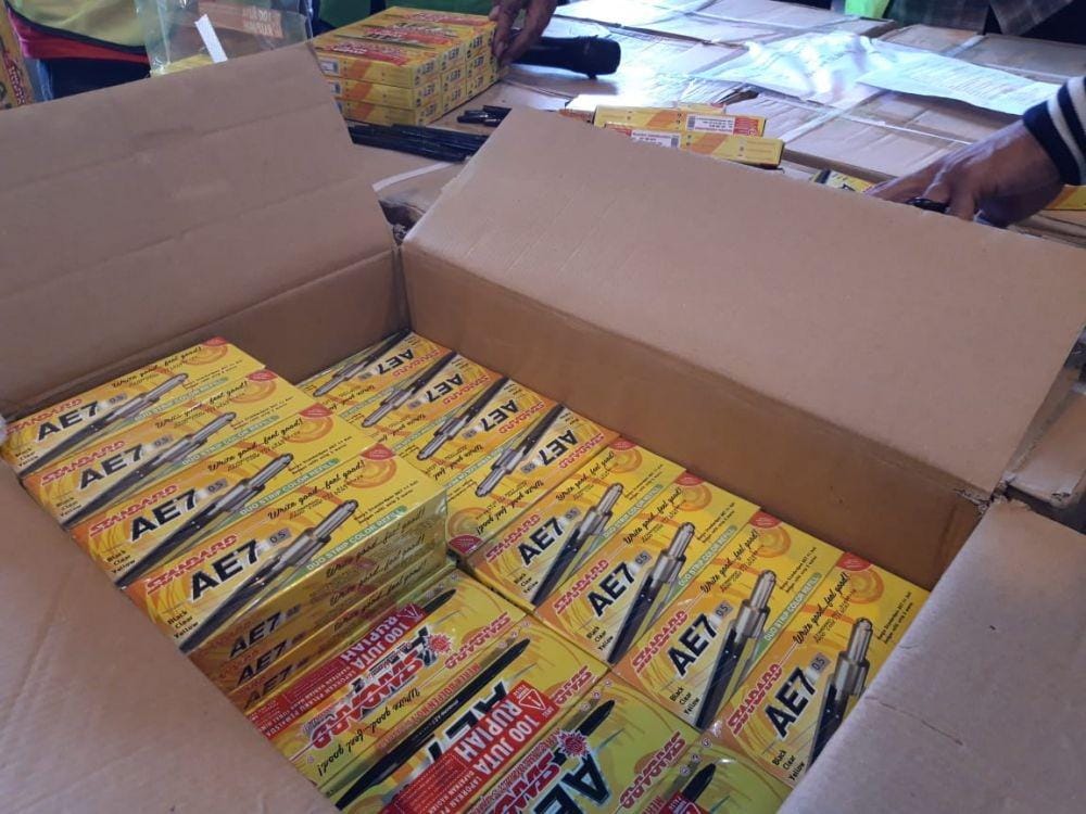 Rilis ungkap kasus bolpoin ilegal oleh Bea Cukai di Surabaya, Kamis (9/1). Dok.IDN Times/Istimewa