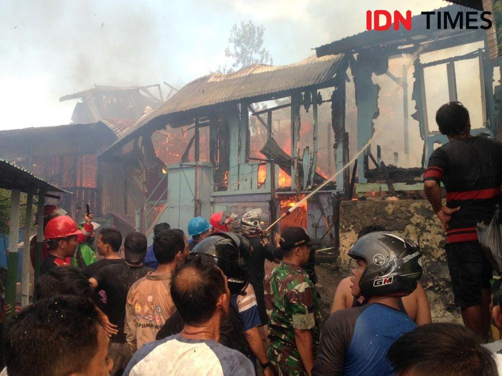 Petugas bersama warga berjibaku memadamkan api. (IDN Times/Surya Aditya)