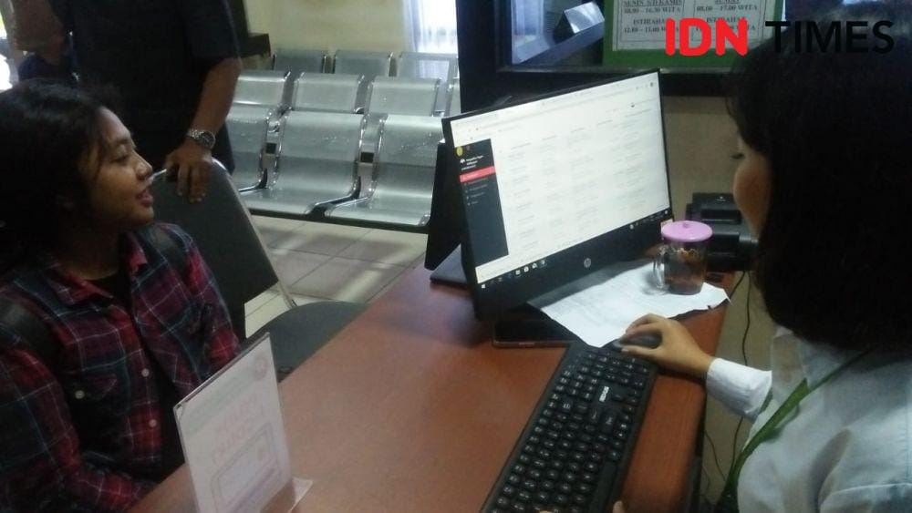 Petugas Pojok e-Court sedang melayani pendaftar. (IDN Times/Surya Aditya)