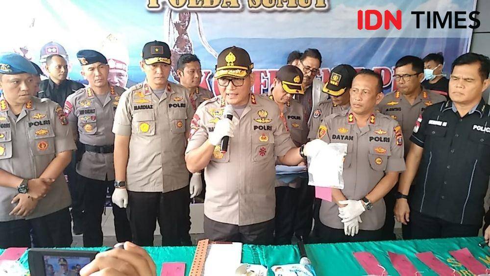Kapolda Sumut Irjen Pol Martuani Sormin menunjukkan narkoba jenis baru saat pemaparan kasus di RS Bhayangkara, Kamis (9/1). (IDN Times/Fadli Syahputra)