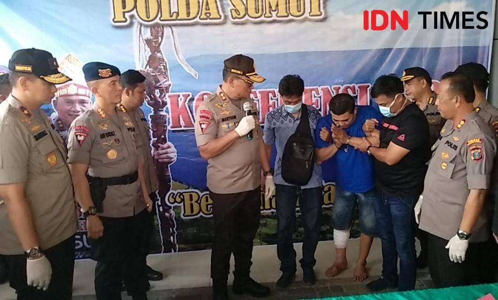 Kapolda Sumut Irjen Pol Martuani Sormin menginterogasi salah satu pelaku narkoba di RS Bhayangkara, Kamis (9/1). (IDN Times/Fadli Syahputra)