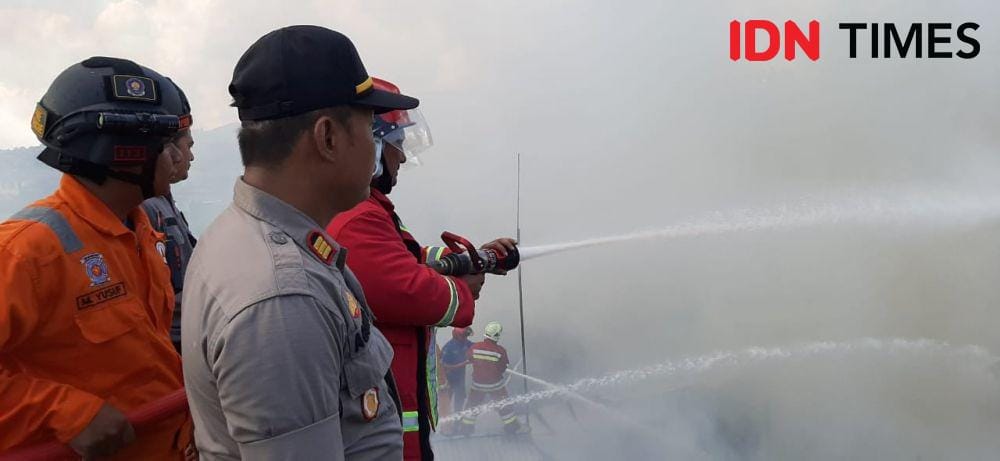 Petugas kepolisian ikut memadamkan api bersama BPBD Balikpapan. (IDN Times/Surya Aditya)