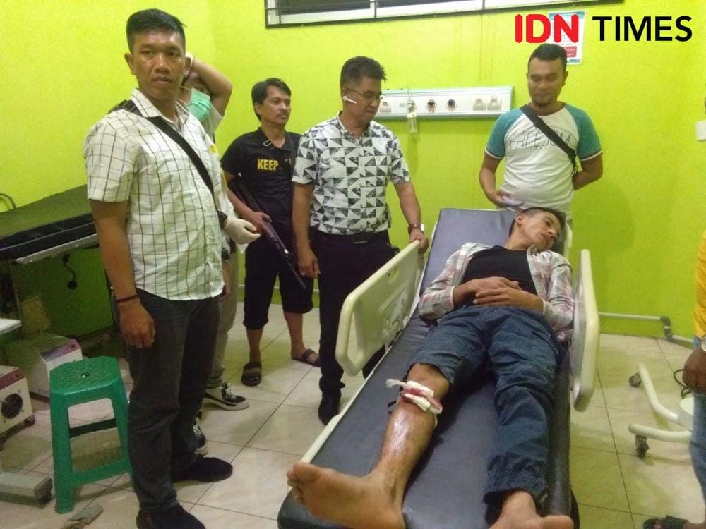 Salah seorang kurir narkoba ditembak petugas karena coba melawan (IDN Times/Bambang Suhandoko)