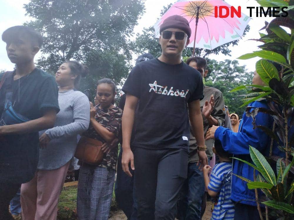 Rizky Febian di makam Lina Jubaedah di TPU Nagrog, Ujungberung, Kota Bandung (IDN Times/Bagus F)