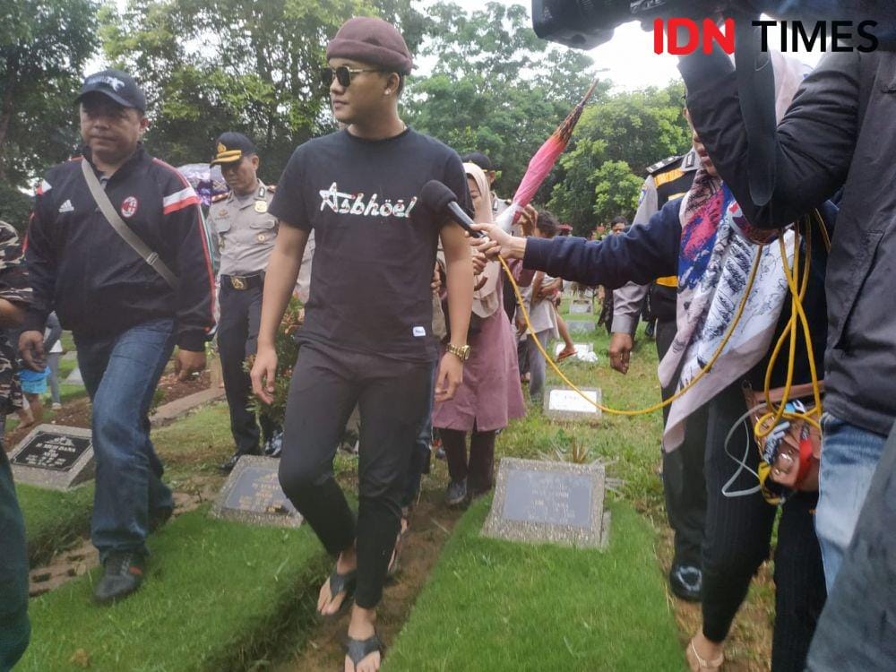 Rizky Febian di makam Lina Jubaedah di TPU Nagrog, Ujungberung, Kota Bandung (IDN Times/Bagus F)