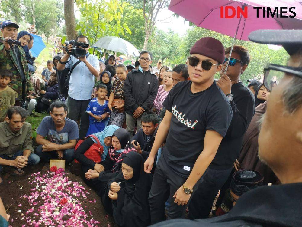 Rizky Febian di makam Lina Jubaedah di TPU Nagrog, Ujungberung, Kota Bandung (IDN Times/Bagus F)